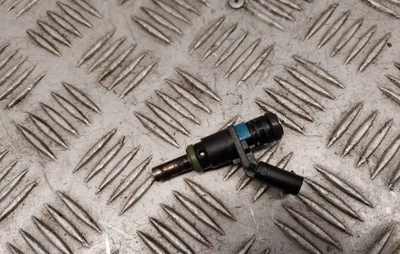 Audi Q7 4M Fuel injector 06E906031