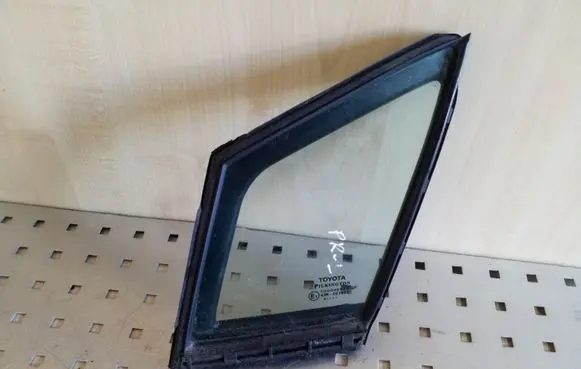 Toyota Avensis T270 Front door vent window glass four-door 