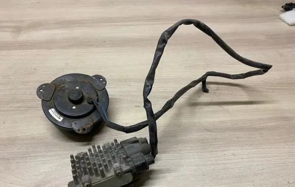 Mitsubishi Galant Coolant fan relay 1049933011