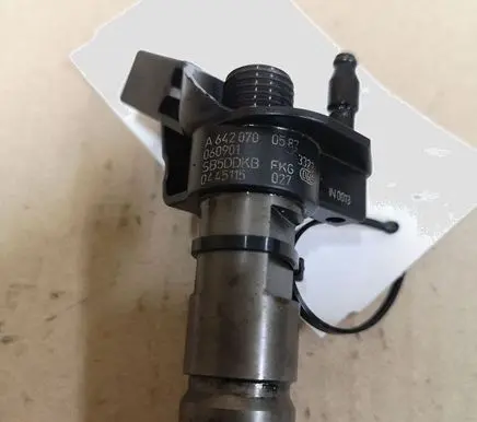 Mercedes-Benz E W211 Fuel injector 0445115027