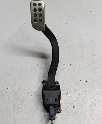 Accelerator throttle pedal