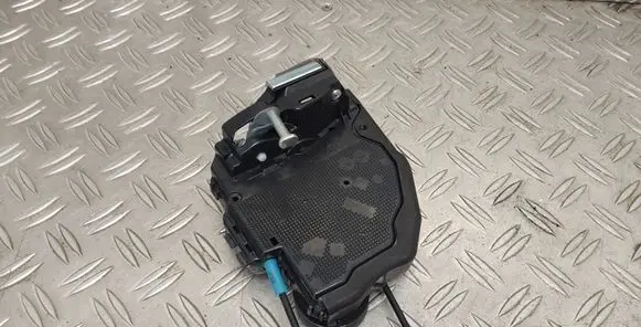 Toyota RAV 4 (XA40) Rear door lock 