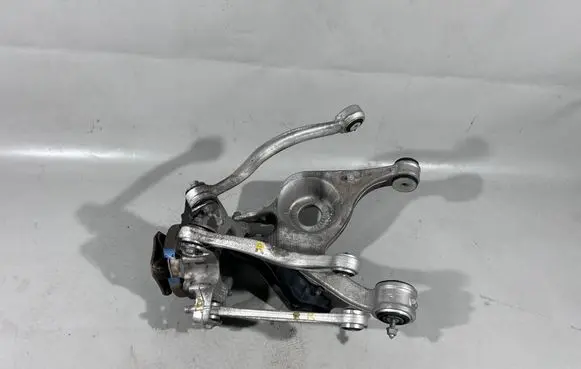 Rear wheel hub spindle/knuckle