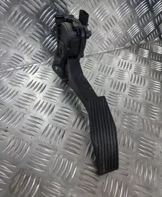 Accelerator throttle pedal