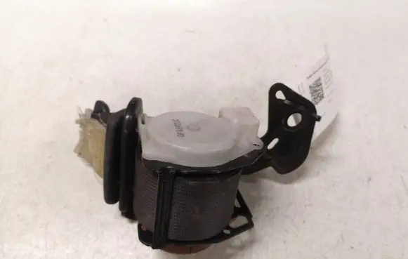 Toyota Yaris Middle seatbelt (rear) C7607