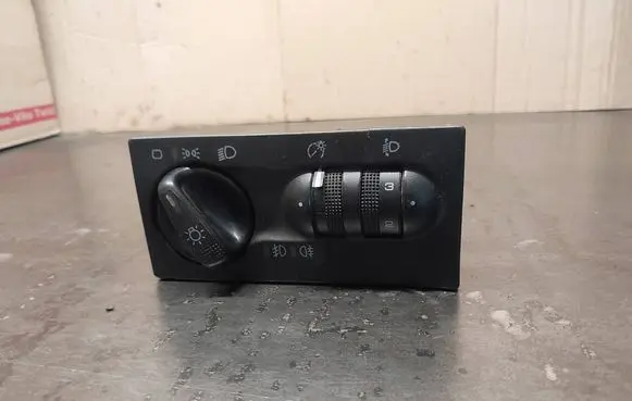 Volkswagen Golf III Light switch 1H6941531P
