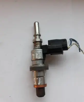Nissan Juke I F15 Fuel injector 766475