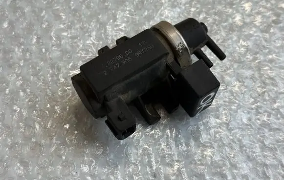 BMW 5 E39 Turbo solenoid valve 2247906
