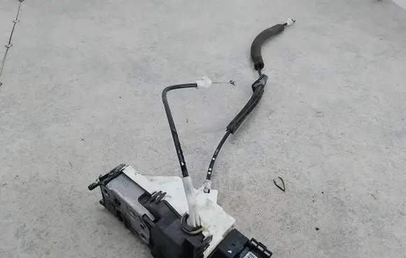 Peugeot Partner Front door lock PSA828405