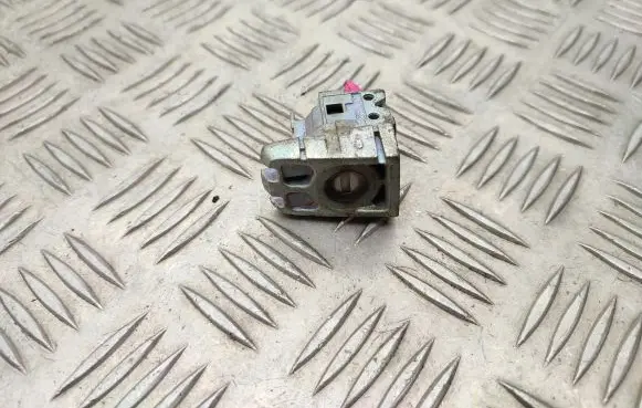 Nissan Qashqai Front door lock (next to the handle) 