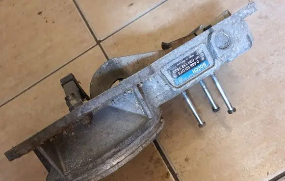 Audi 80 90 B3 Fuel distributor 0438121073 034133353N