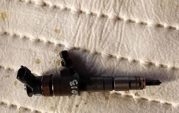 Peugeot 208 Fuel injector 0445110339