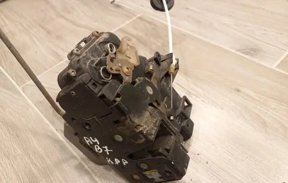 Audi A4 S4 B7 8E 8H Front door lock 4B1837015G