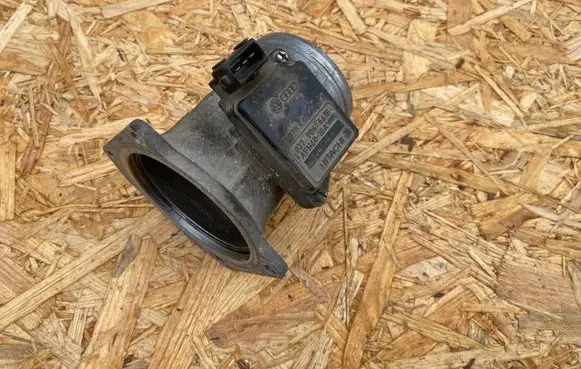 Audi A4 S4 B5 8D Mass air flow meter 037906461B AFH6010A 133194