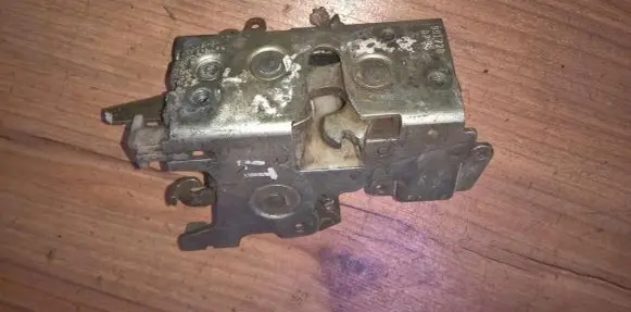 Volkswagen I LT Front door lock 901720