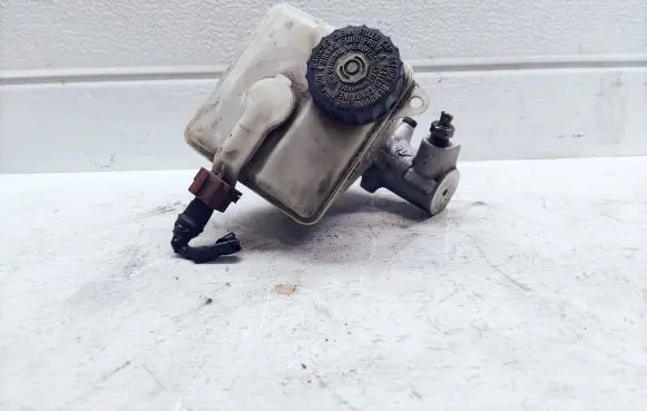 Volvo V70 Master brake cylinder 8646006 8646008