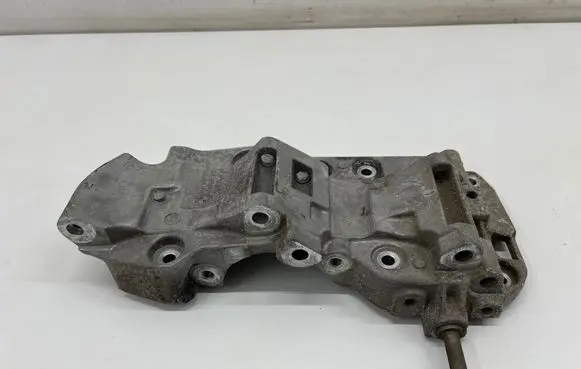 BMW 6 F06 Gran coupe Generator/alternator bracket 8506863