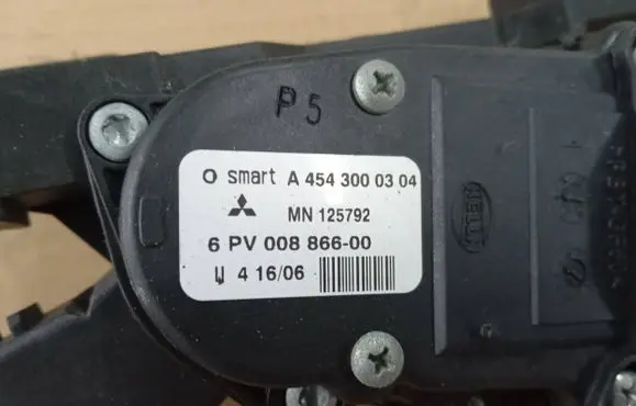 Mitsubishi Colt Accelerator throttle pedal A4543000304 MN125792 6PV00886600