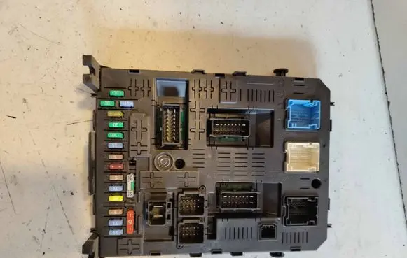 Citroen C5 Fuse module 281197595