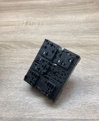 Volkswagen PASSAT B7 Fuse module 1K093750