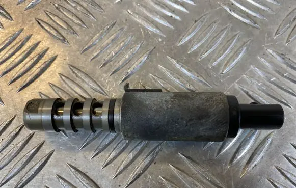 Audi A4 S4 B7 8E 8H Camshaft vanos timing valve 06E109257J HU2297000430