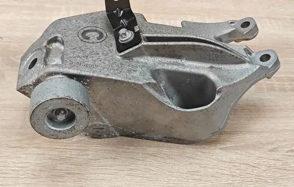 BMW 4 G22 G23 G24 G26 Engine mounting bracket 6864595