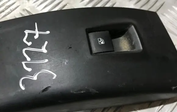 Opel Meriva B Front door window switch trim 13301886 211399