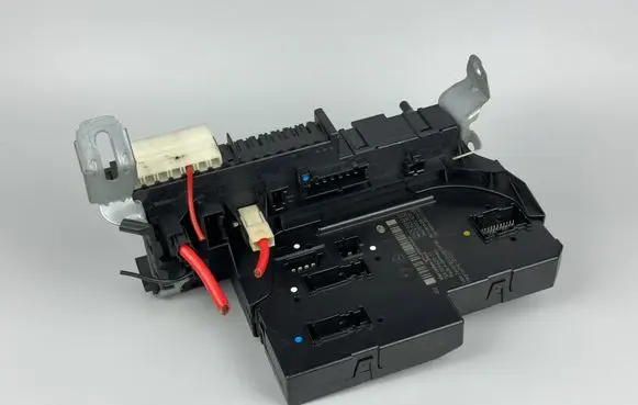 Mercedes-Benz E W212 Fuse module A2129004201 2129004201 5DK00962037