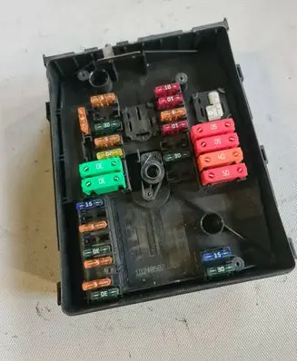 Volkswagen Golf V Fuse box set 17181281 017181301