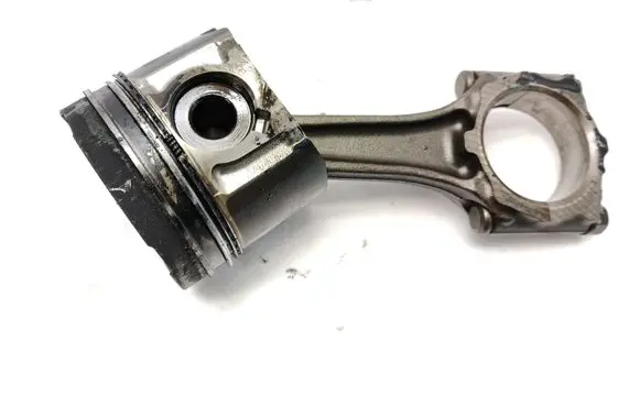 Opel Astra H Piston with connecting rod P885