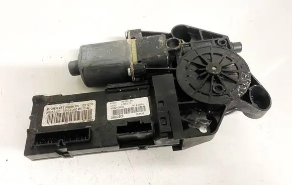 Renault Megane III Front door window regulator motor 0130822479 5556210200