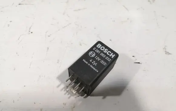Audi A8 S8 D3 4E Glow plug pre-heat relay 0281003032