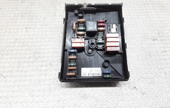 Volkswagen Golf V Fuse module 1K0937125A
