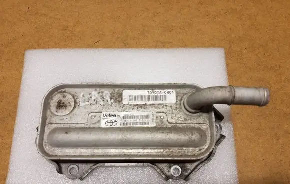 Toyota Avensis T270 Oil filter mounting bracket 157100R010