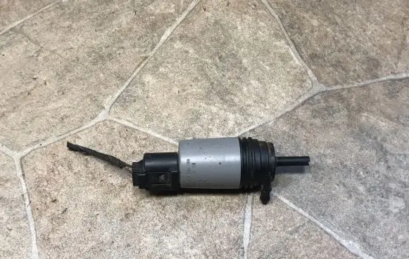 BMW 5 E60 E61 Windscreen/windshield washer pump 6934159