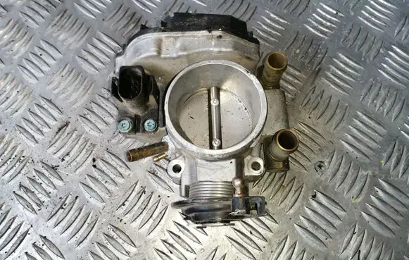 Audi A4 S4 B5 8D Throttle valve V10810047