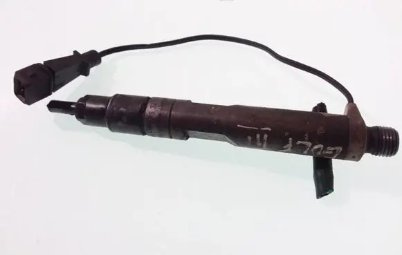 Volkswagen Golf III Fuel injector 028130201J