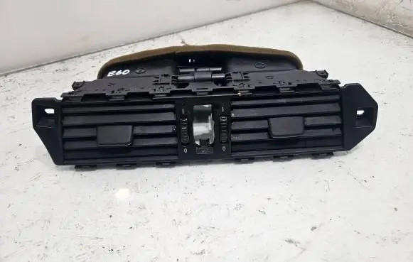 BMW 5 E60 E61 Dash center air vent grill 05114001