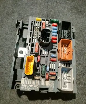 Peugeot 308 Fuse module 9664706280