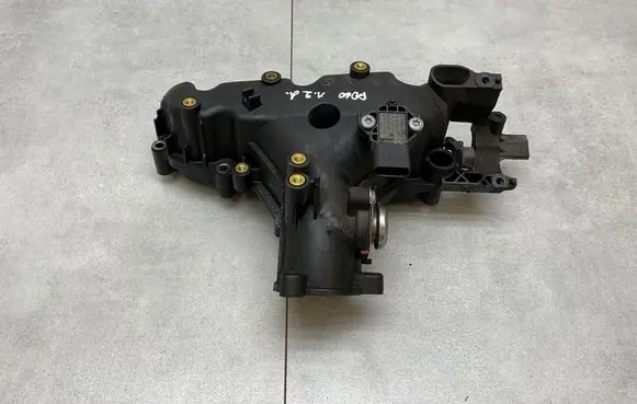 Volkswagen Polo V 6R Intake manifold 03P129711D