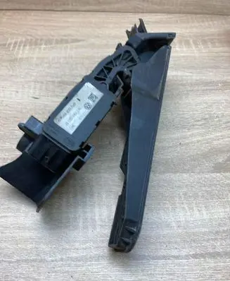 Volkswagen Tiguan Accelerator throttle pedal 1K1721503M 6PV008890