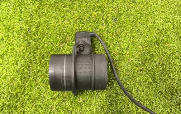 Volkswagen PASSAT B6 Mass air flow meter 0281002461 074906461B