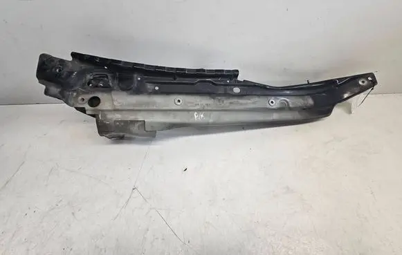 Audi Q7 4L Fender mounting bracket 4L0805157B