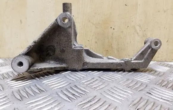 KIA Sorento Generator/alternator bracket 