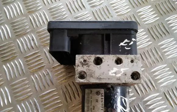 Skoda Octavia Mk1 (1U) ABS Pump 1C0907379C 10096003113 1J0614117E
