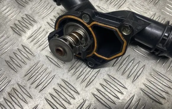 BMW 3 E46 Thermostat housing 3711F32 3711E32 5005487
