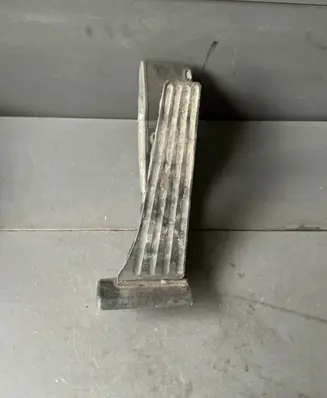 Accelerator throttle pedal