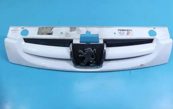 Front bumper upper radiator grill