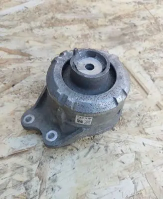 Mercedes-Benz C W205 Engine mount bracket A2052405000 ZGS001