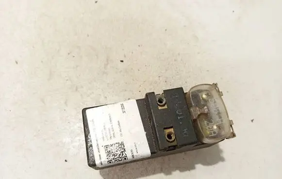 Volkswagen PASSAT B4 Coolant fan relay 357919506A 898719000